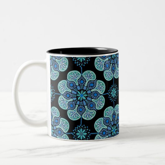 Koffie Mok met blauwe medaillons op zwart (Links)