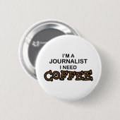 Koffie nodig - Journalist Ronde Button 5,7 Cm (Voorkant /achterkant)