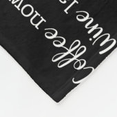 Koffie nu wijn later Eenvoudige tekst Fleece Deken (Hoek)