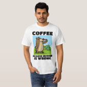 KOFFIE OMDAT DE MURDER EEN VERKEERDE T-SHIRS IS T-SHIRT (Voorkant volledig)