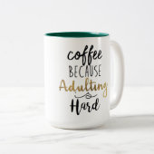 Koffie omdat het toevoegen moeilijk is | Grafische Tweekleurige Koffiemok (Voorkant rechts)