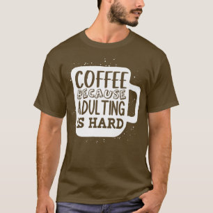 Koffie omdat het Volgen HardeCute Adultish Quote i T-shirt