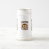 Koffie: Omdat Volwassen Is Hard - Grappig 22oz Ste Bierpul (Center)