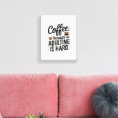 "Koffie: omdat volwassen zijn moeilijk is" - een p Canvas Afdruk (Insitu (Woonkamer))
