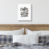 "Koffie: omdat volwassen zijn moeilijk is" - een p Canvas Afdruk (Insitu (Slaapkamer))