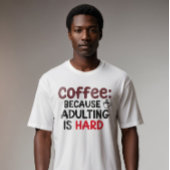 Koffie: Omdat volwassen zijn moeilijk is T-shirt