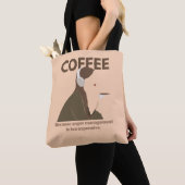 Koffie: Omdat woedebeheersing te duur is. Tote Bag (Dichtbij)