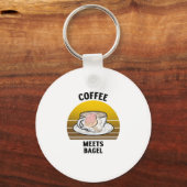 Koffie ontmoet  zonsondergang in bagel Retro Sleutelhanger (Voorkant)