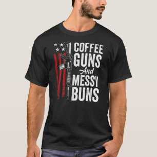Koffie Pistolen en rommelige broodjes vrouwen AR15 T-shirt