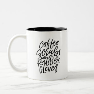 Koffie scrubs en rubber handschoenen met de hand b tweekleurige koffiemok