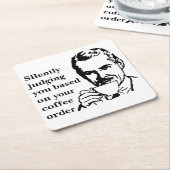  Koffie Snob Man Zelden oordelen Kartonnen Onderzetters (Schuin)
