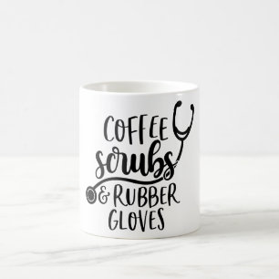 Koffie, struiken en rubberhandschoenen. koffiemok