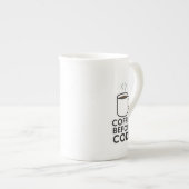 Koffie Voor Code — Minimale mok met codestoom (Voorkant rechts)