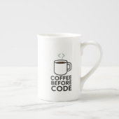 Koffie Voor Code — Minimale mok met codestoom (Rechts)