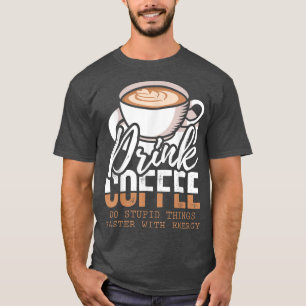 Koffie voor Drink doet sneller wat stuitend met en T-shirt