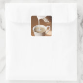 Koffie waarbij melk wordt ingegoten vierkante sticker (Tas)