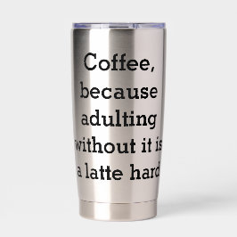 Koffie, want volwassen worden zonder is een latte geïsoleerde drinkbeker