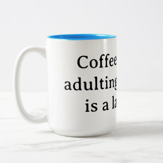 Koffie, want volwassen worden zonder is een latte tweekleurige koffiemok