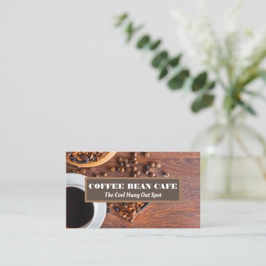 Koffiebeker en bier op houten tafel visitekaartje (Staand voorkant)