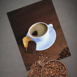 Koffiebeker met hartverwarmd schuim briefkaart