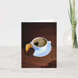 Koffiebeker met hartverwarmd schuim kaart