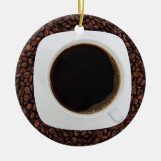 Koffiebeker op een bende van koffiebonen keramisch ornament