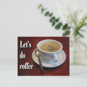 Koffiebeker op houten tafel briefkaart (Staand voorkant)