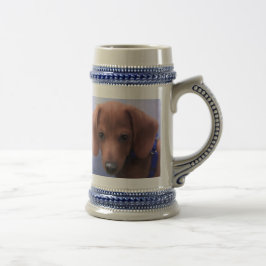 Koffiebeker over te laden bierpul