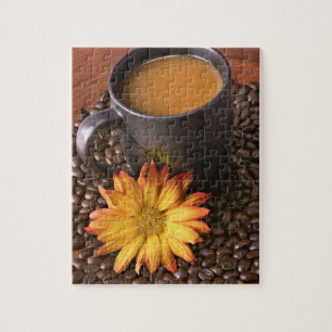 Koffiebonen en gele maaltijd legpuzzel