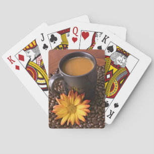 Koffiebonen en gele maaltijd  pokerkaarten