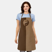 Koffiebruin barista schort met Yin Yang ontwerp (Gedragen)
