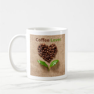 Koffiekop met koffiebonen en groene bladeren koffiemok