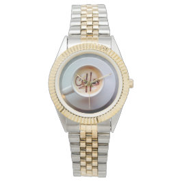 Koffiekopje en mok van koffie met saucer horloge