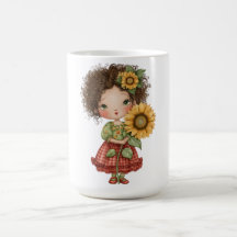 Koffiekopje met klein meisje dat zonnebloem vastho