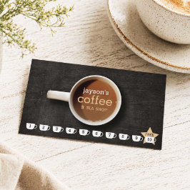 Koffiekopje op zwarte houten koffiezaak loyaliteit klantenkaartje