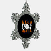 Koffiekunst houdt glimlachen tin sneeuwvlok ornament (Links)