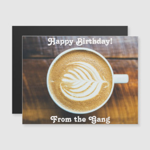 Koffielatte met bladschuim op hout