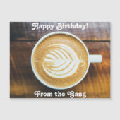 Koffielatte met bladschuim op hout (Voorkant)