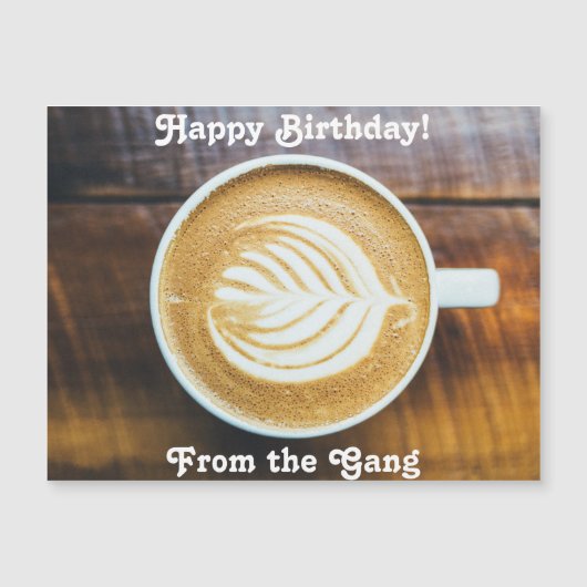 Koffielatte met bladschuim op hout (Voorkant)