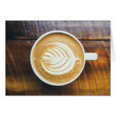 Koffielatte met bladschuim op hout (Voorkant Horizontaal)