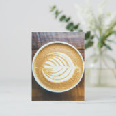 Koffielatte met bladschuim op hout briefkaart (Staand voorkant)