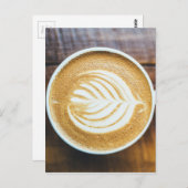 Koffielatte met bladschuim op hout briefkaart (Voorkant / Achterkant)