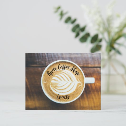 Koffielatte met bladschuim op hout briefkaart (Staand voorkant)