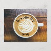 Koffielatte met bladschuim op hout briefkaart (Voorkant)