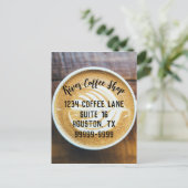 Koffielatte met bladschuim op hout briefkaart (Staand voorkant)