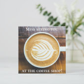 Koffielatte met bladschuim op hout kaart (Staand voorkant)