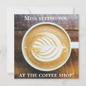 Koffielatte met bladschuim op hout kaart (Voorkant)