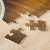 Koffielatte met bladschuim op hout legpuzzel (Zijkant)