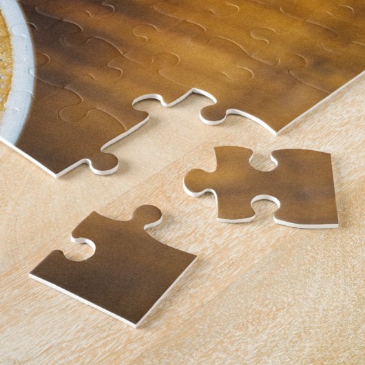 Koffielatte met bladschuim op hout legpuzzel (Zijkant)