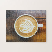 Koffielatte met bladschuim op hout legpuzzel (Horizontaal)